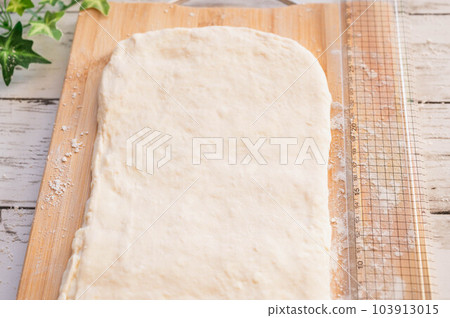 Measure the length of the stretched dough 103913015