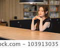 看著櫃檯的女人 103913035