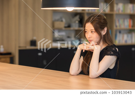 一個女人邊聽故事邊思考 一個女人邊聽故事邊思考 103913043