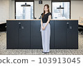 在辦公室指導您的女售貨員 103913045