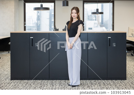 在辦公室指導您的女售貨員 103913045