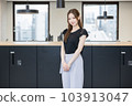 在辦公室指導您的女售貨員 103913047