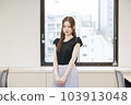 在辦公室指導您的女售貨員 103913048