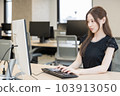 一位女士在她的電腦上處理電子郵件 103913050