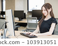一位女士在她的電腦上處理電子郵件 103913051