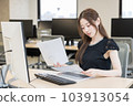一位女士在她的電腦上處理電子郵件 103913054