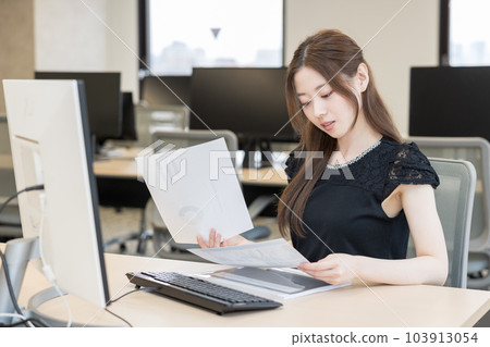一位女士在她的電腦上處理電子郵件 一位女士在她的電腦上處理電子郵件 103913054