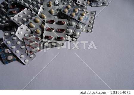 大量藥物（抗抑鬱藥，抗抑鬱藥，安眠藥，安眠藥，止咳藥，止咳藥） 103914071