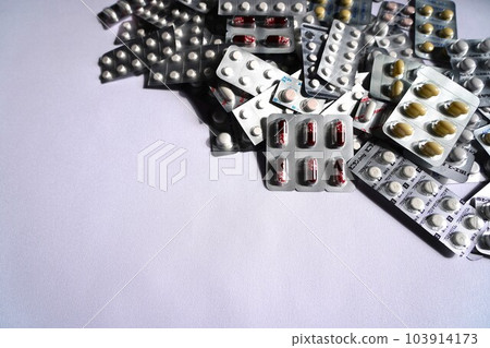 大量藥物（抗抑鬱藥，抗抑鬱藥，安眠藥，安眠藥，止咳藥，止咳藥） 103914173