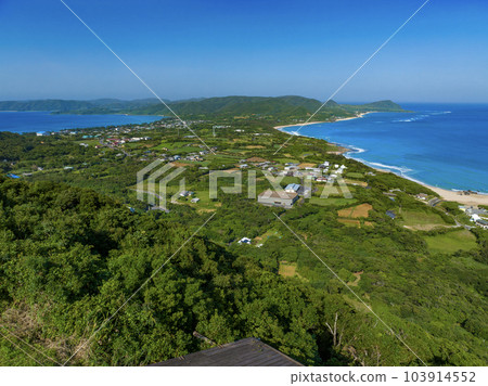 可以看到兩個海的山坡鳥瞰圖-奄美大島辰吾 103914552
