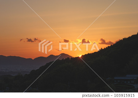 黃昏時分的風景,夕陽西下的山巒,暮光之城的光芒。一天結束 黃昏時分的風景,夕陽西下的山巒,暮光之城的光芒。一天結束 103915915