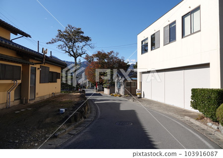 Scenery before the zelkova cutting work at Chujo Shrine in Nakanojo, Sakaki-cho, Hanishina-gun, Nagano Prefecture Scenery before the zelkova cutting work at Chujo Shrine in Nakanojo, Sakaki-cho, Hanishina-gun, Nagano Prefecture 103916087