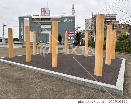 Pillars built on the ruins of a pit building in Musashi Kokufu 103916111