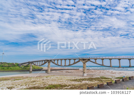 (Shizuoka Prefecture) Shikibu bridge in the Kikukawa estuary (Shizuoka Prefecture) Shikibu bridge in the Kikukawa estuary 103916127