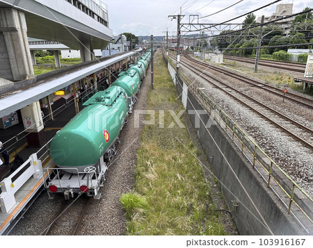 穿過府中本町站的運油列車 103916167