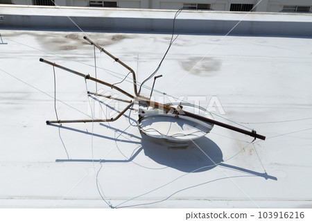 掉在屋頂上的天線 103916216