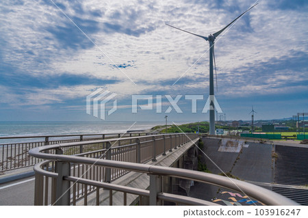 (靜岡縣)菊川大橋和菊川口處的風力發電機 (靜岡縣)菊川大橋和菊川口處的風力發電機 103916247
