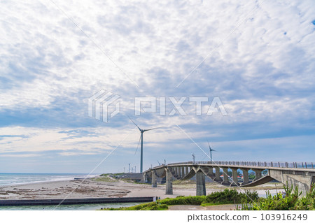 (Shizuoka Prefecture) Shiosai Bridge and wind turbine at the mouth of the Kikukawa River (Shizuoka Prefecture) Shiosai Bridge and wind turbine at the mouth of the Kikukawa River 103916249