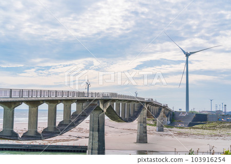 (靜岡縣)菊川大橋和菊川口處的風力發電機 (靜岡縣)菊川大橋和菊川口處的風力發電機 103916254