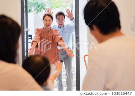 來看孫子長大的爺爺奶奶 來看孫子長大的爺爺奶奶 103916447