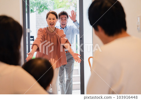 來看孫子長大的爺爺奶奶 103916448