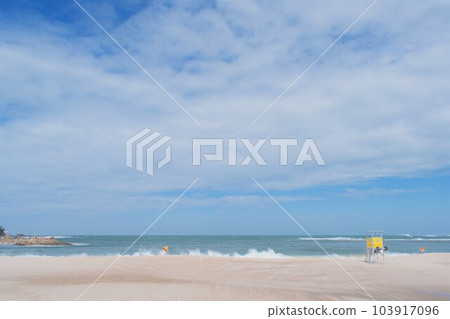 白色波浪的白濱海灘 白色波浪的白濱海灘 103917096