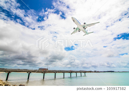 夏季沖繩那霸機場飛機著陸準備 103917382