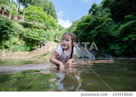 孩子們在河裡玩 孩子們在河裡玩 103919680