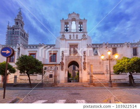Seville. Giralda tower of the cathedral at dawn. 103922514