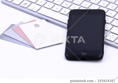 個人電腦和無數的信用卡 個人電腦和無數的信用卡 103924387