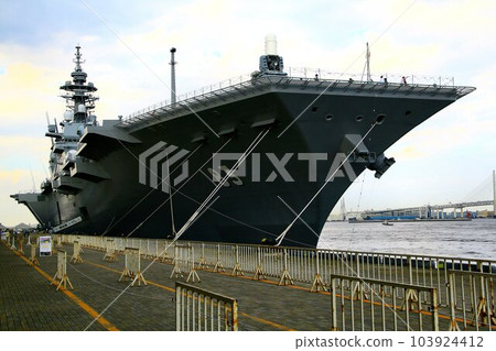 驅逐艦出雲停泊在橫濱大棧橋 驅逐艦出雲停泊在橫濱大棧橋 103924412