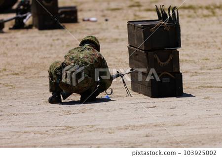 Self-Defense Forces maintaining guns 103925002