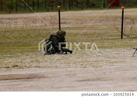 Self-Defense Forces maintaining guns 103925014
