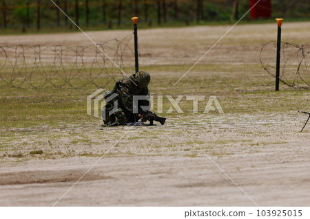 Self-Defense Forces maintaining guns 103925015