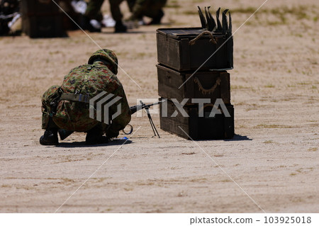 自衛隊維護槍支 自衛隊維護槍支 103925018