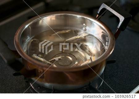 An image of dried sardines that bring out the umami 103926517