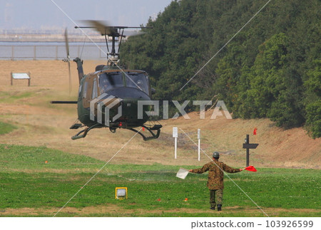 A Ground Self-Defense Force UH-1 helicopter that participated in a disaster drill landed at a temporary heliport in Ryokuchi Park. A Ground Self-Defense Force UH-1 helicopter that participated in a disaster drill landed at a temporary heliport in Ryokuchi Park. 103926599