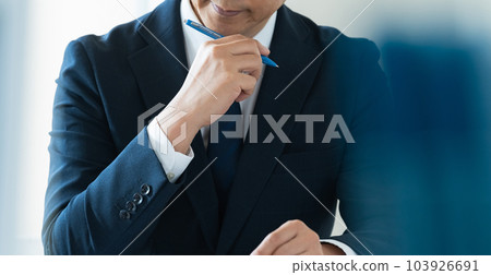 擔心的商人 103926691
