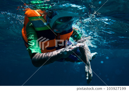 shooting underwater shooting underwater 103927199