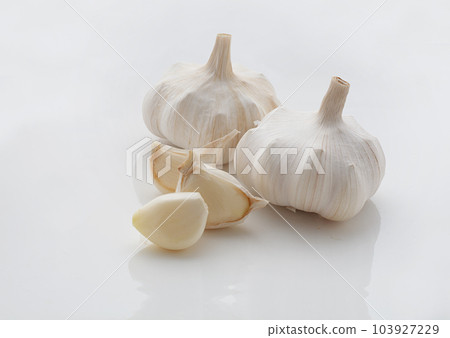 大蒜白色背景 103927229