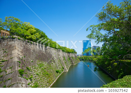 Osaka Castle Park, moat, boat, fresh green leaves, green maple leaves 103927542