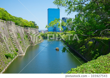 Osaka Castle Park, moat, boat, fresh green leaves, green maple leaves 103927543