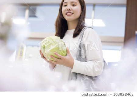 在超市撿白菜的年輕女人 103928462