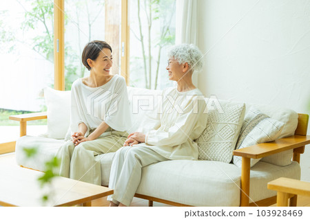 客廳家庭中高級婦女 103928469