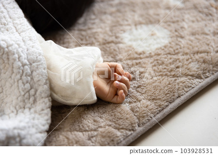 在客廳小睡的嬰兒的右手 103928531