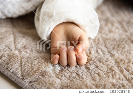 在客廳小睡的嬰兒的右手 103928548