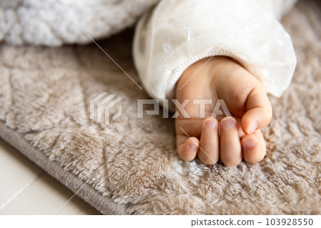 在客廳小睡的嬰兒的右手 103928550