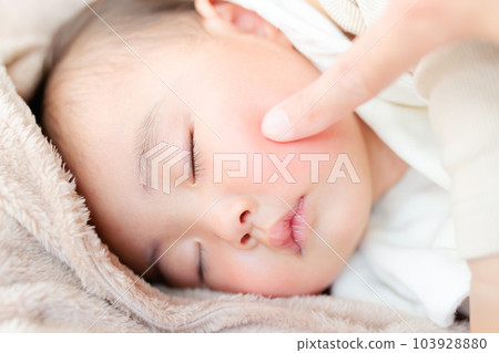 熟睡的嬰兒臉頰 103928880