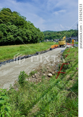 因水災而崩塌的河道修復工程 103929233