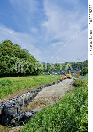 因水災而崩塌的河道修復工程 因水災而崩塌的河道修復工程 103929235